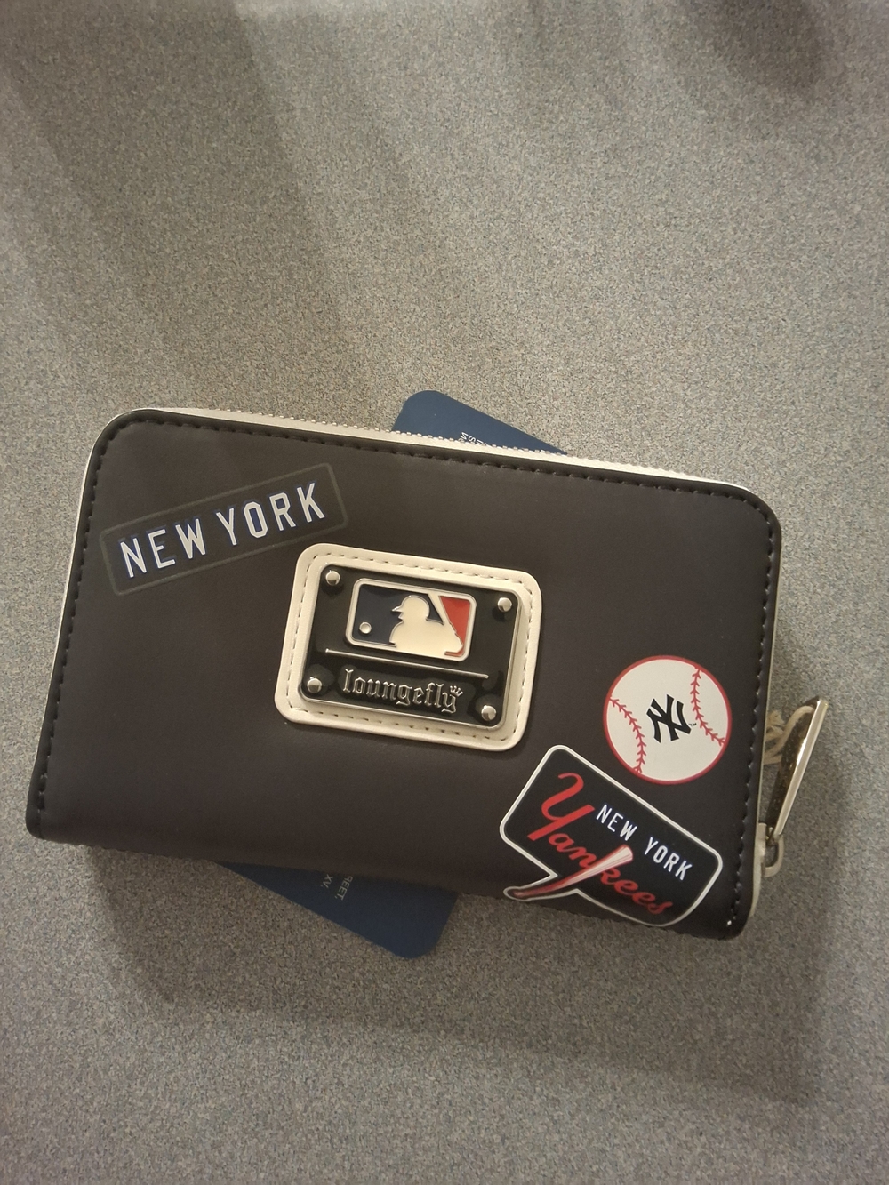 Loungefly New York Yankees Black Zip Wallet - Picture 2 of 8
